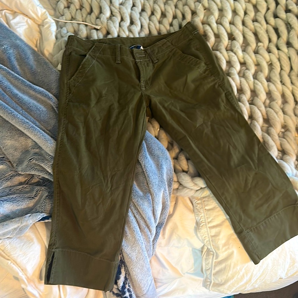 Wrinkly!! Lucky brand green cargo capri’s. To small for me but very cute